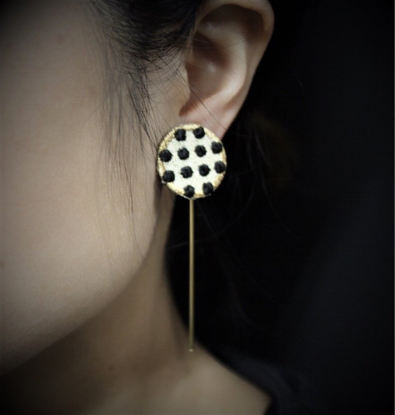 Dot bar earrings - 耳环/耳夹 - 绣线 金色