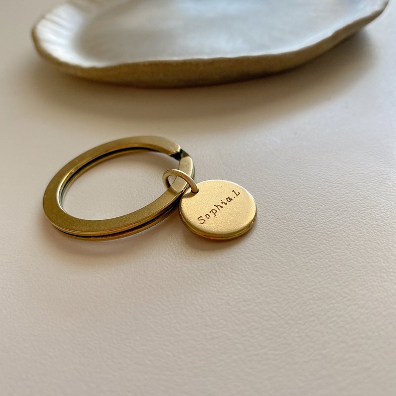 【定制化礼物】黄铜刻字圆牌钥匙圈 吊饰 - 钥匙链/钥匙包 - 铜/黄铜 金色