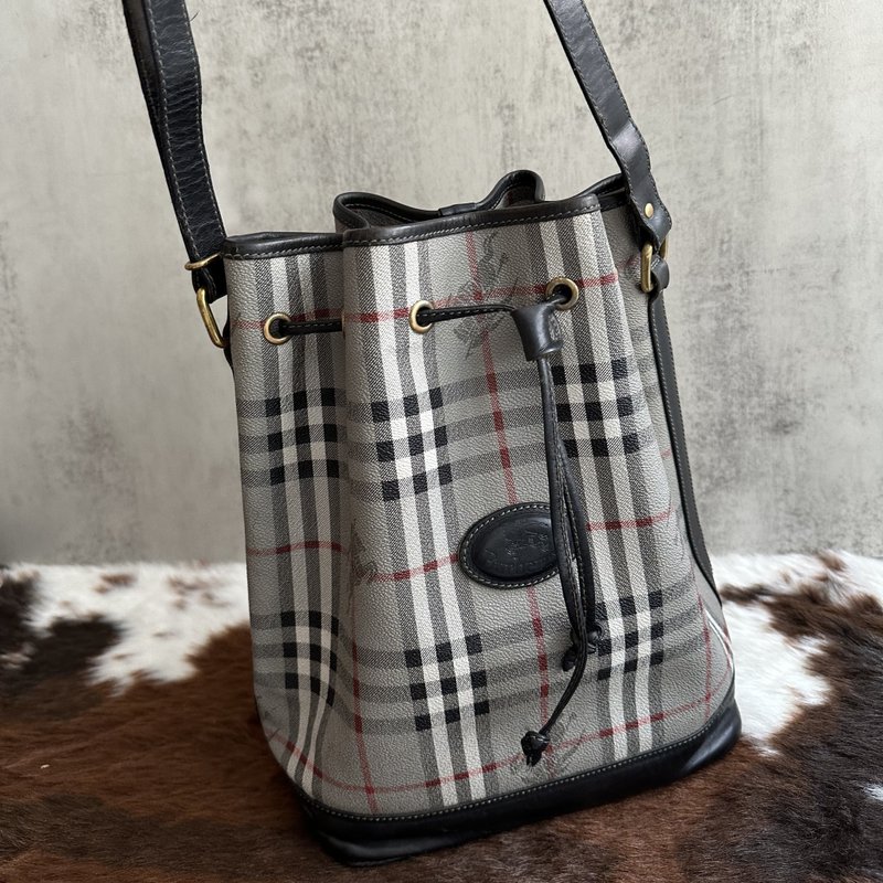 Burberry 经典格纹水桶肩背袋 英伦复古 × 实用度满分 - 侧背包/斜挎包 - 真皮 灰色