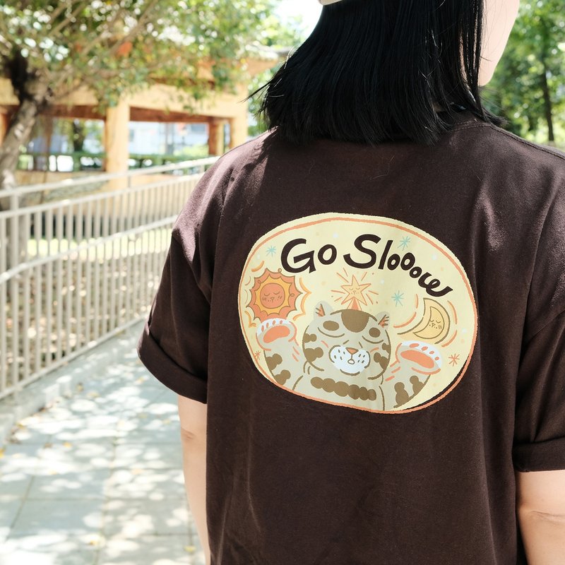 深咖猫岛 T / 达吉 Go Slow - 女装 T 恤 - 棉．麻 咖啡色
