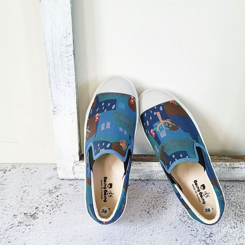 防泼水方便鞋-童话小屋 深蓝 小红帽大野狼女鞋(宽楦) - 女款休闲鞋 - 防水材质 蓝色