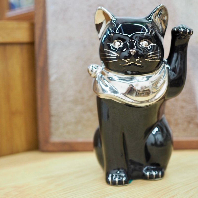 瀬户烧 | 江户黑猫金银围巾招财猫 短手 19CM - 摆饰 - 陶 黑色