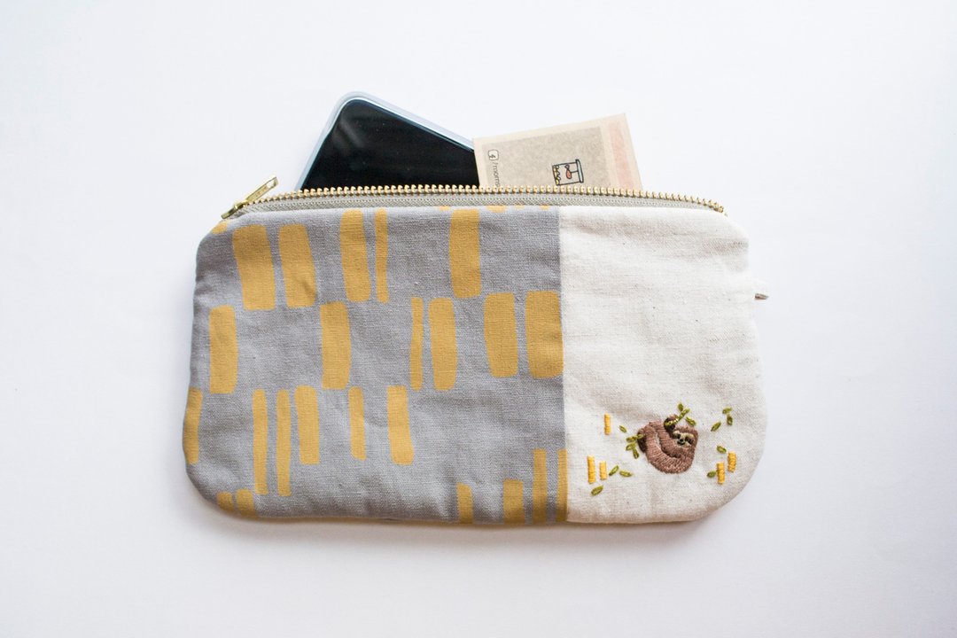 树懒胸針 Sloth Embroidered Zip Pouch- Block Print - 皮夹/钱包 - 棉 卡其色
