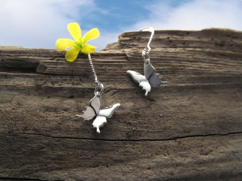 Blue sky butterfly hook earrings - 耳环/耳夹 - 纯银 