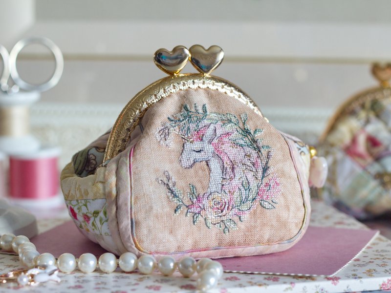 Handmade quilted pouch, coin purse with Unicorn micro cross stitching - 其他 - 环保材料 粉红色