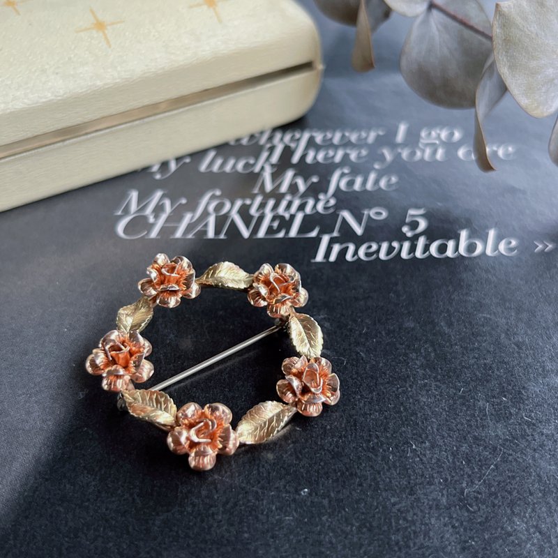 【KREMENTZ  14K 包金五朵玫瑰圆形胸针】Vintage 美国古董珠宝 - 胸针 - 其他金属 