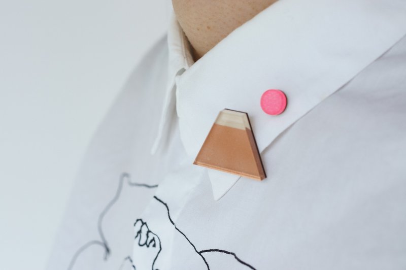 Mt. Fuji and the sun brooch / red Fuji - 胸针 - 木头 粉红色