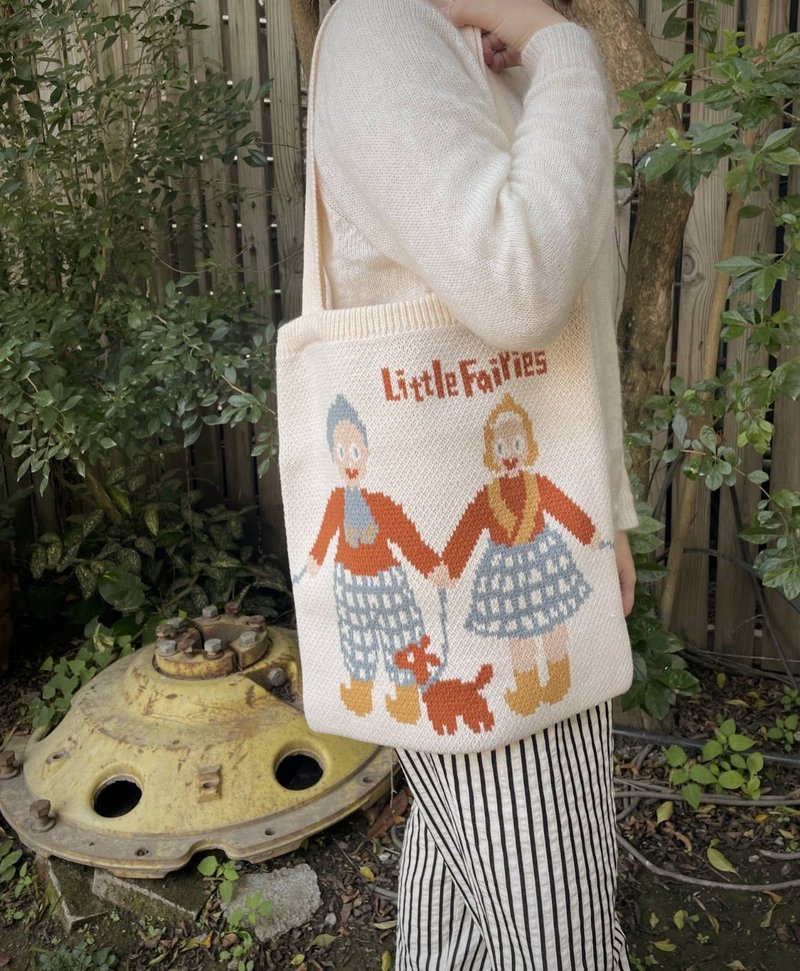【Little Fairies】品牌针织袋 (米白) 老娃娃与他们的宠物狗插画 - 侧背包/斜挎包 - 其他材质 白色