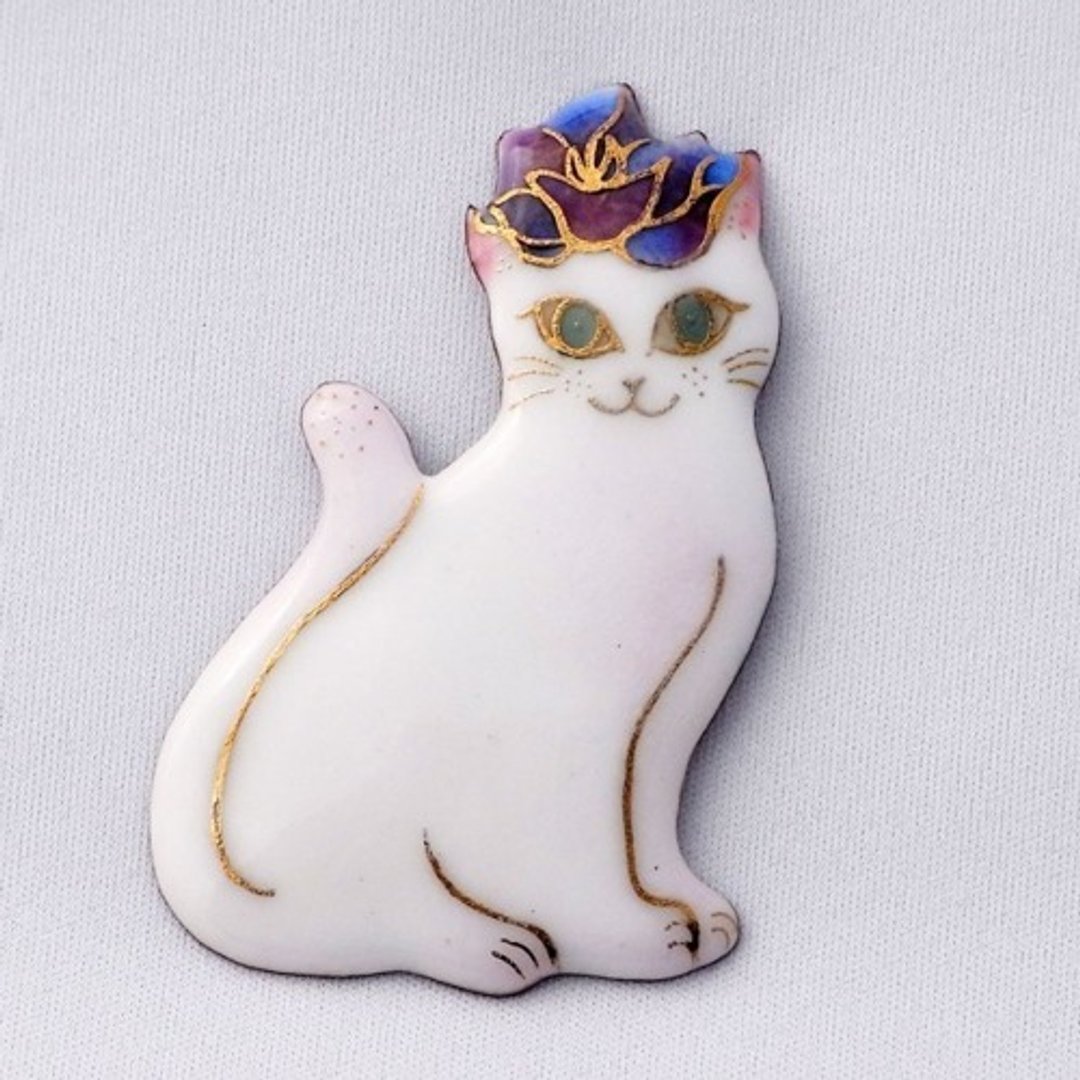 戴着紫玫瑰头饰的白色猫咪景泰蓝胸针 - 胸针 - 其他金属 白色