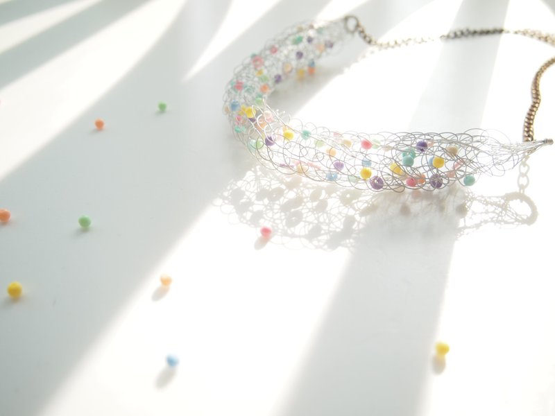 订制可爱手工编织白色弹性铜线配粉色系小珠项錬 - 项链 - 其他金属 多色