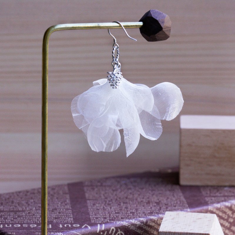 Cosette 空气感垂坠银松果白色透明薄纱耳环 - 耳环/耳夹 - 其他材质 白色