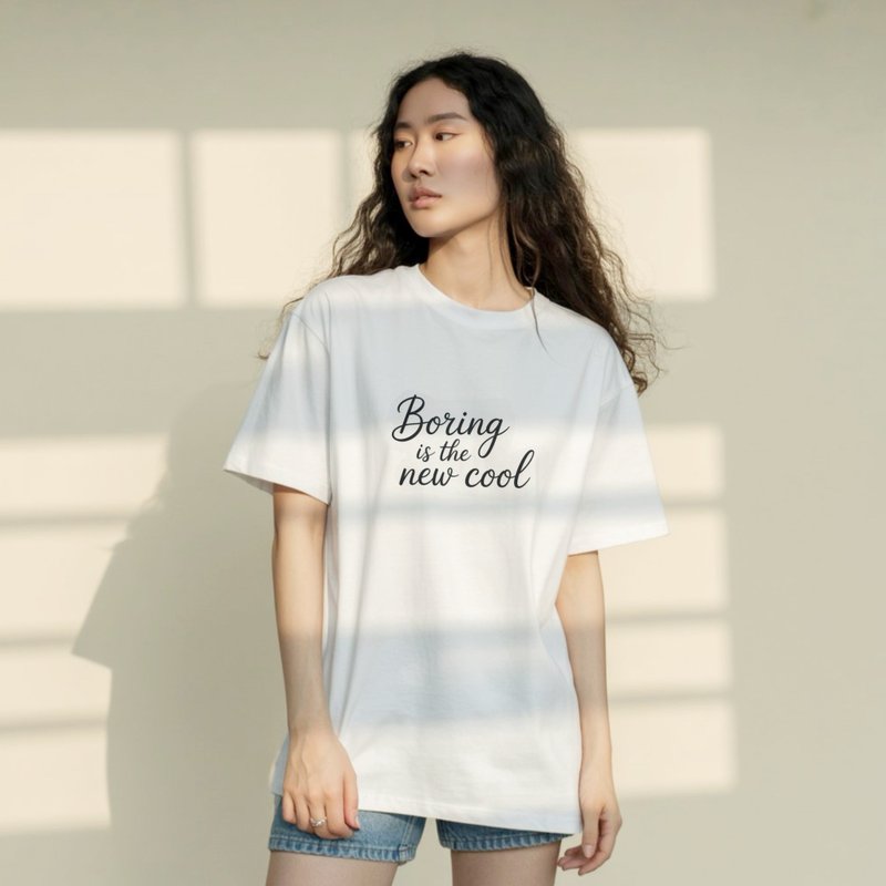 Boring is the New Cool黑色字母印花 白色纯棉短袖T恤 男女适穿 - 女装 T 恤 - 棉．麻 白色