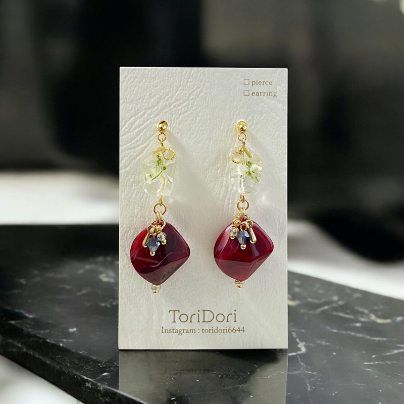 大戟属植物珠和大理石珠耳环，栗色红 - 耳环/耳夹 - 树脂 红色