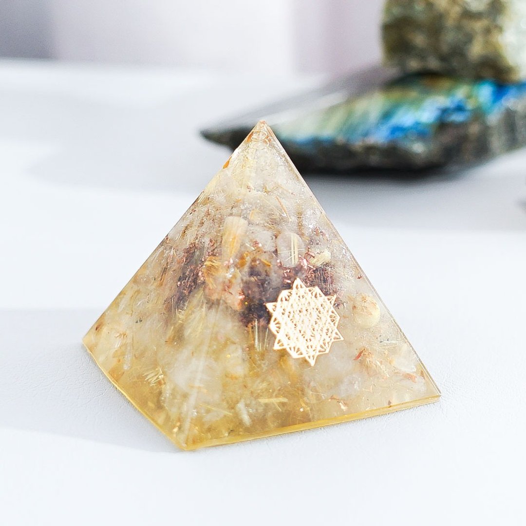 预订【金发晶】奥根水晶能量金字塔Orgonite 5x5 cm - 摆饰 - 水晶 粉红色