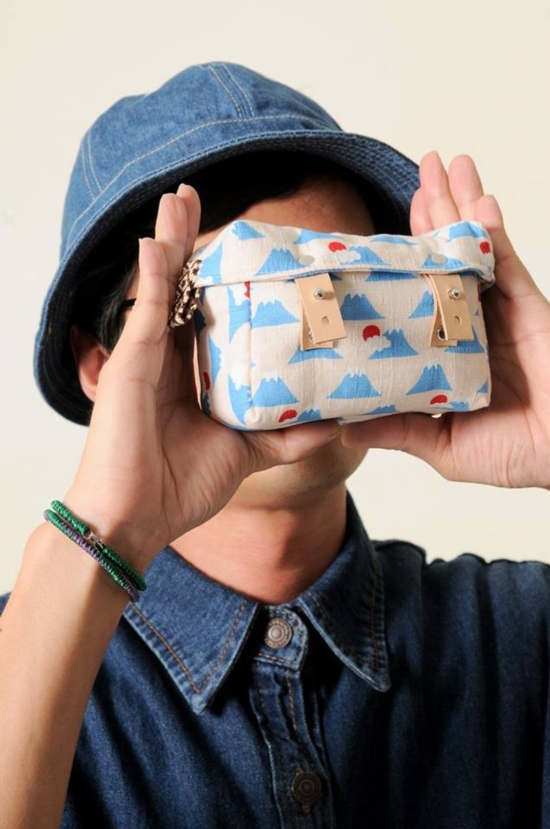 RED CAPACITY-MOUNT FUJI-圣诞限定 手做皮革帆布手拿包/相机包 - 手拿包 - 棉．麻 白色