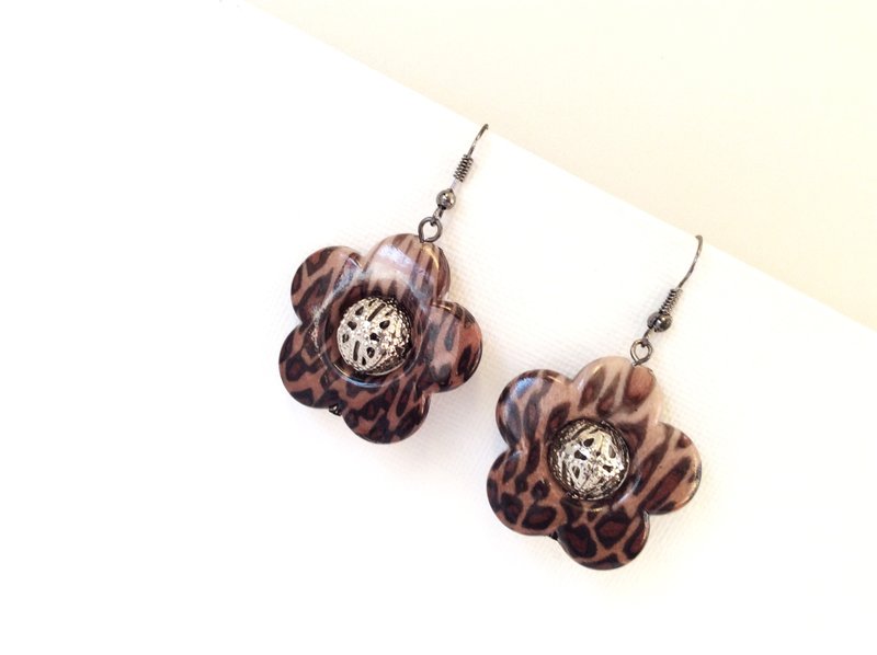 Handmade Casual Earrings*Brown Flower Leopard  Earrings*Earrings with metal ball - 耳环/耳夹 - 塑料 咖啡色