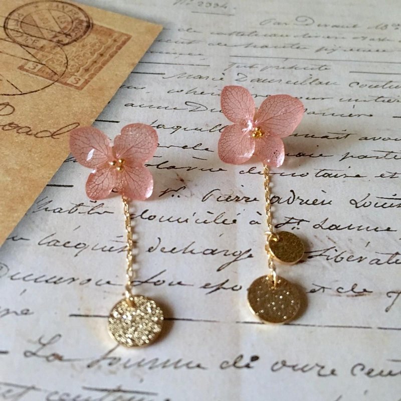 *Vintage pink*hydrangea and gold plate earrings - 耳环/耳夹 - 植物．花 白色