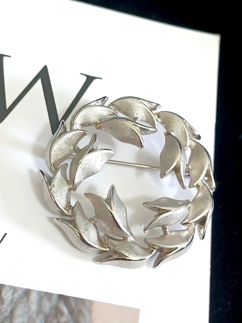 vintage jewelry Trifari 银色郁金香花环 别针 胸针 - 胸针 - 其他金属 