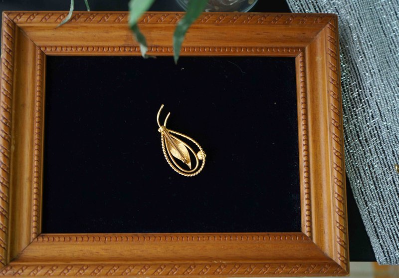 日本杂货-优雅流线线条金色落叶古董胸针 - 胸针 - 其他金属 金色