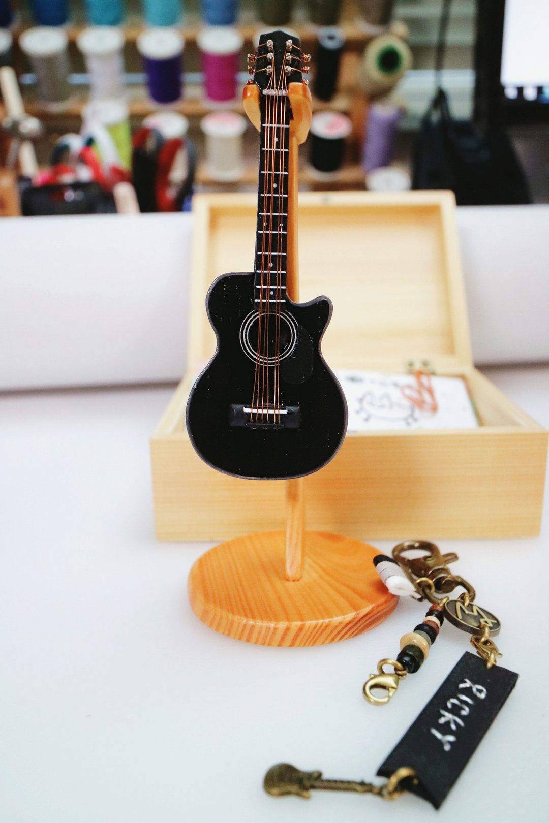 【黑色缺角吉他】吊饰摆饰礼物质感迷你音乐人mini guitar - 吊饰 - 木头 红色