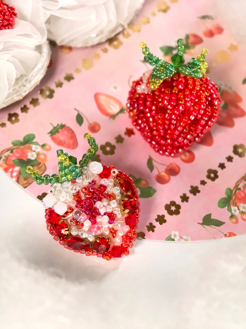 躺在奶油上的草莓系列 | 草莓耳环 - 耳环/耳夹 - 塑料 红色