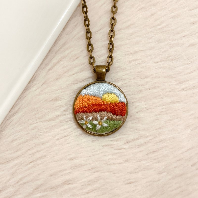 【山峦】手工刺绣项链*生日 交换礼物* - 项链 - 其他金属 多色