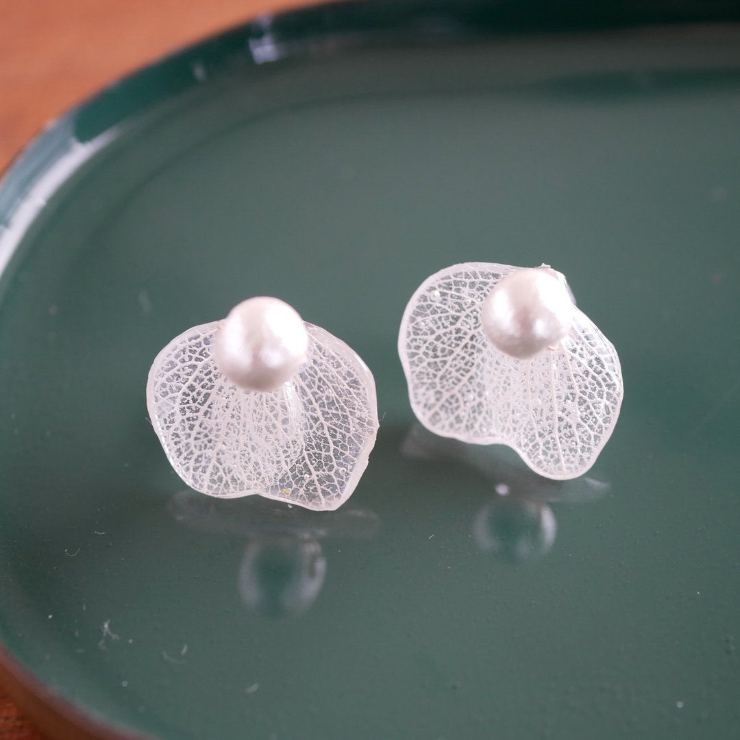 Hydrangea and Cotton Pearl Earrings - 耳环/耳夹 - 树脂 白色