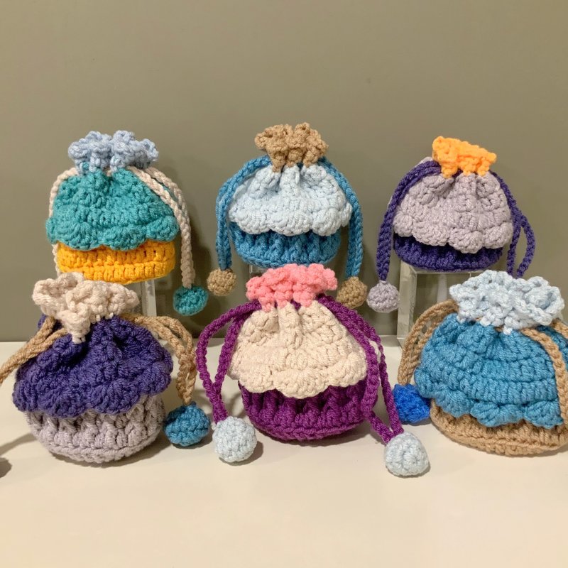 蛋糕造型可爱纯手工钩织小袋—收纳耳机/零钱/眼药水/小物 - 零钱包 - 棉．麻 