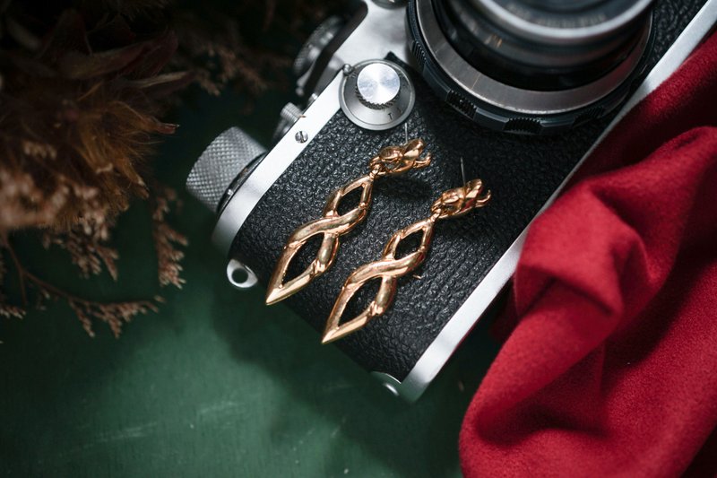 【老饰品/西洋老件】VINTAGE金色时尚线条造型古着针式耳环 - 耳环/耳夹 - 其他金属 金色