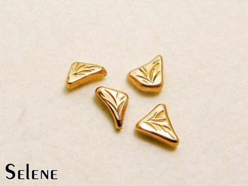 K18 gold handmade tiny stud earrings, triangular system - 耳环/耳夹 - 贵金属 金色