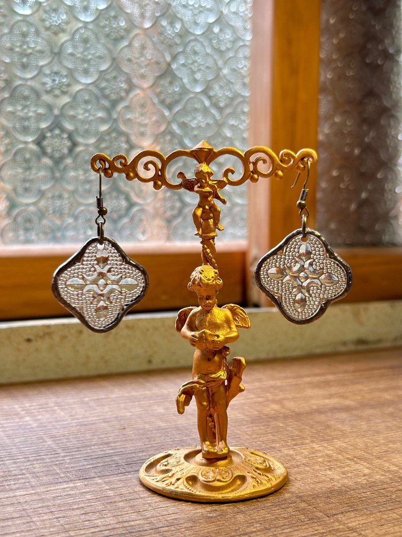 海棠花 镶嵌耳环 - 耳环/耳夹 - 玻璃 金色