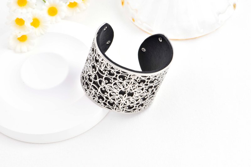 【银韵流转】镂空皮革不锈钢手环 | 银光交织 - 优雅绽放 - 手链/手环 - 不锈钢 银色