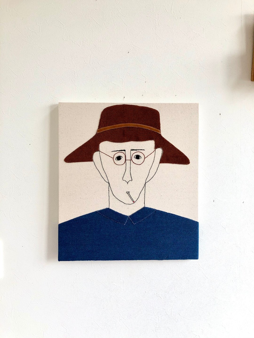 Fabric panel man smoking a cigarette - 海报/装饰画/版画 - 棉 白色