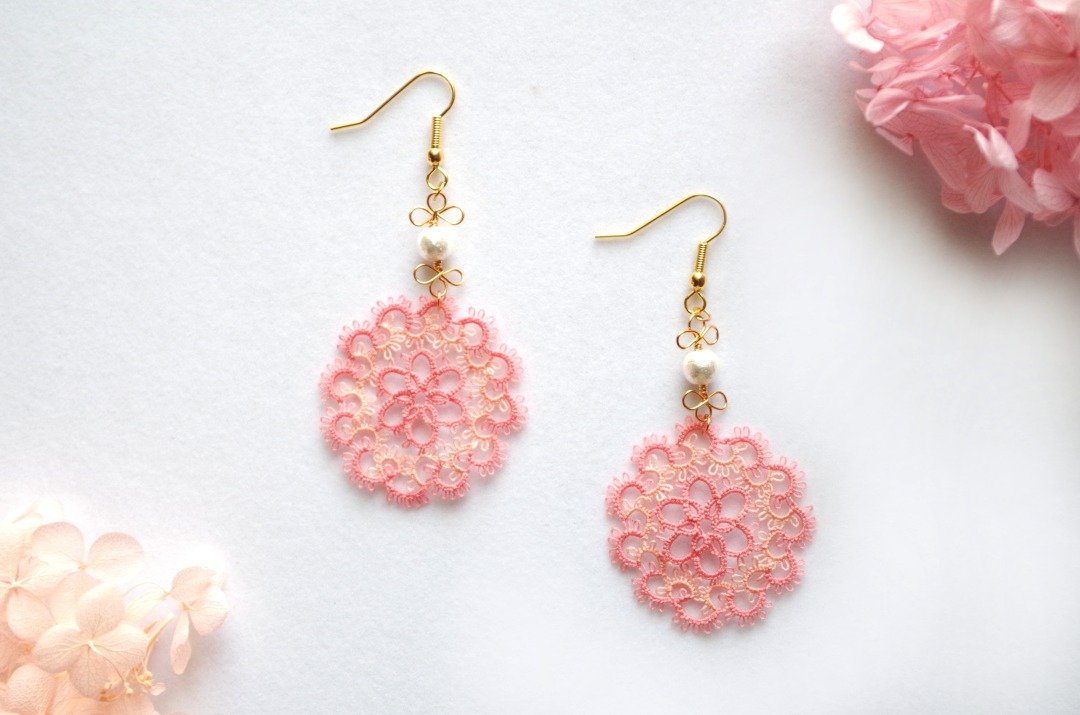 Tatting lace and cotton pearl earrings, cherry blossom - 耳环/耳夹 - 棉．麻 粉红色