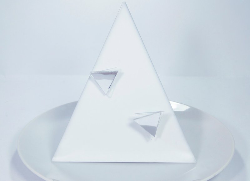 Space age未来感镜面三角耳环 - 耳环/耳夹 - 压克力 银色