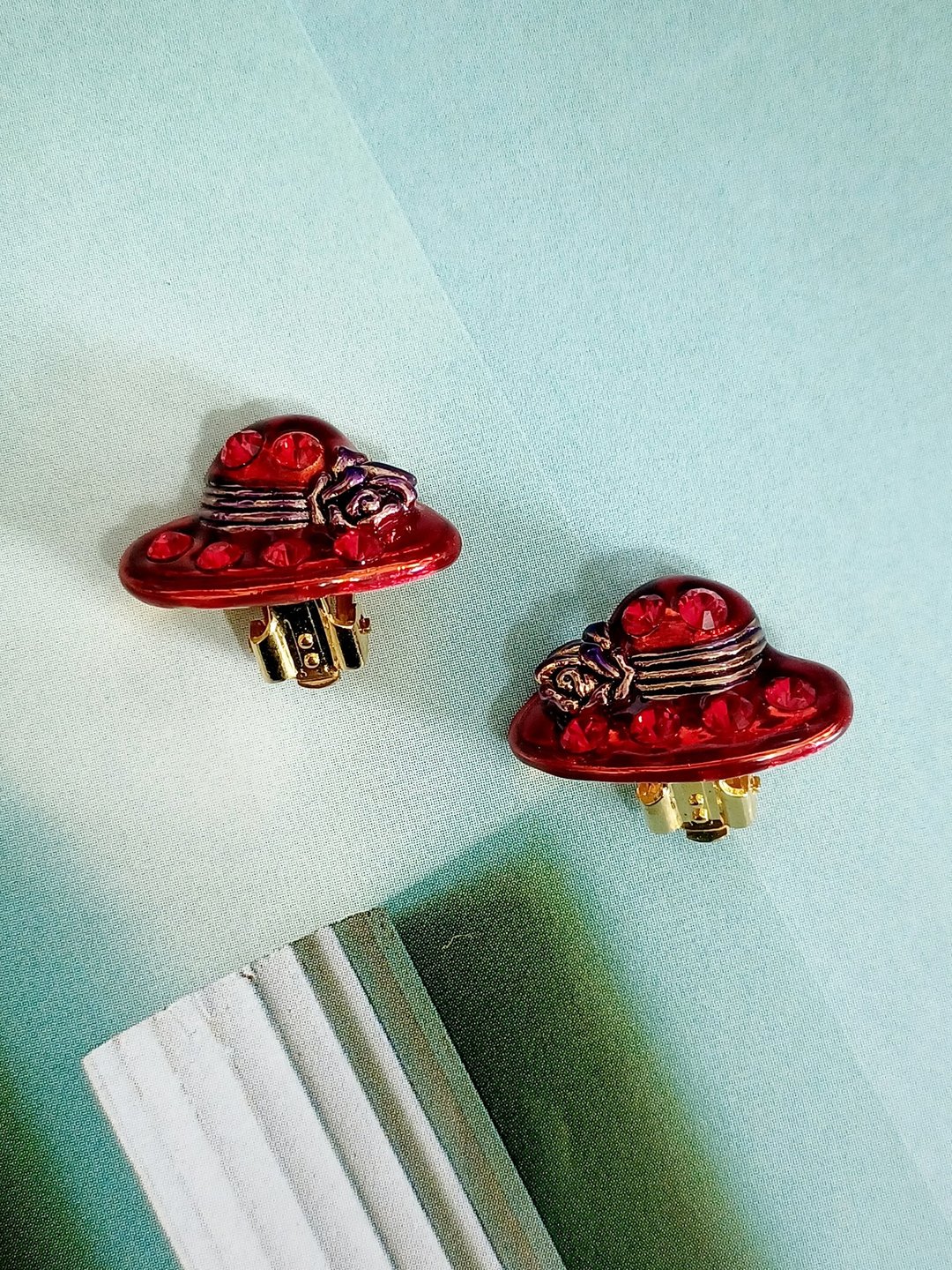vintage jewelry  别致红珐琅贵妇帽 夹式耳环 - 耳环/耳夹 - 其他金属 