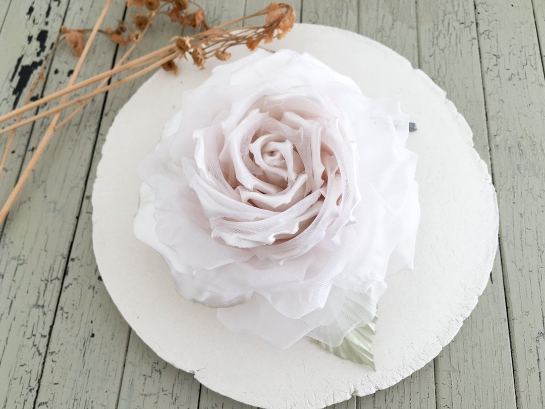 Corsage: Elegantly blooming classical rose - 胸花/手腕花 - 聚酯纤维 白色