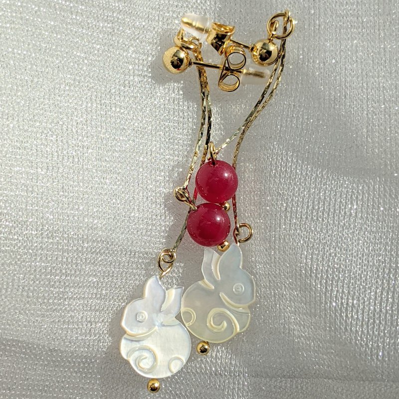 【7 月诞生石 × 天然贝壳】摇曳的兔子耳饰 - 传递幸福的天然石系列 - 耳环/耳夹 - 贝壳 白色