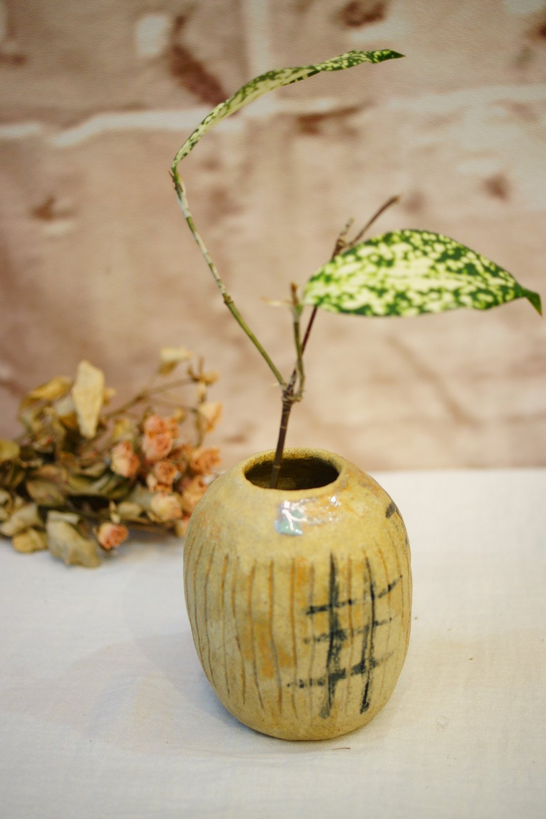 手捏陶 刻纹小品花器 H9 茶席花器 花入 花瓶 - 花瓶/陶器 - 陶 卡其色