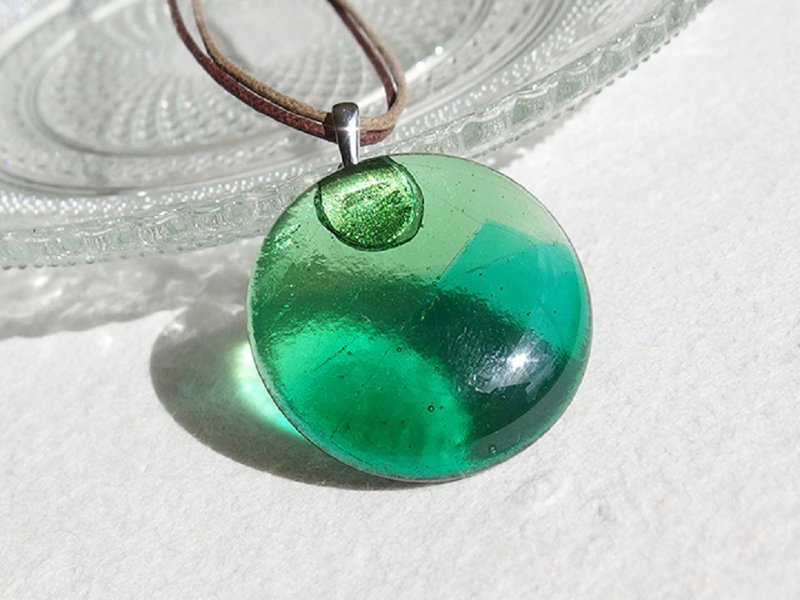 色が変わるガラスの山々(おね【グリーン】)ネックレス【受注制作】 - 项链 - 玻璃 绿色