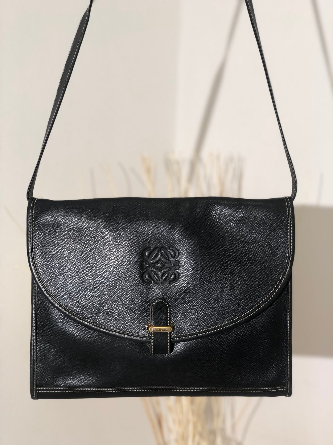 【日本直运，名牌二手包装】LOEWE Anagram 前带压花皮革单肩包黑复古 h7hvg4 - 侧背包/斜挎包 - 真皮 黑色