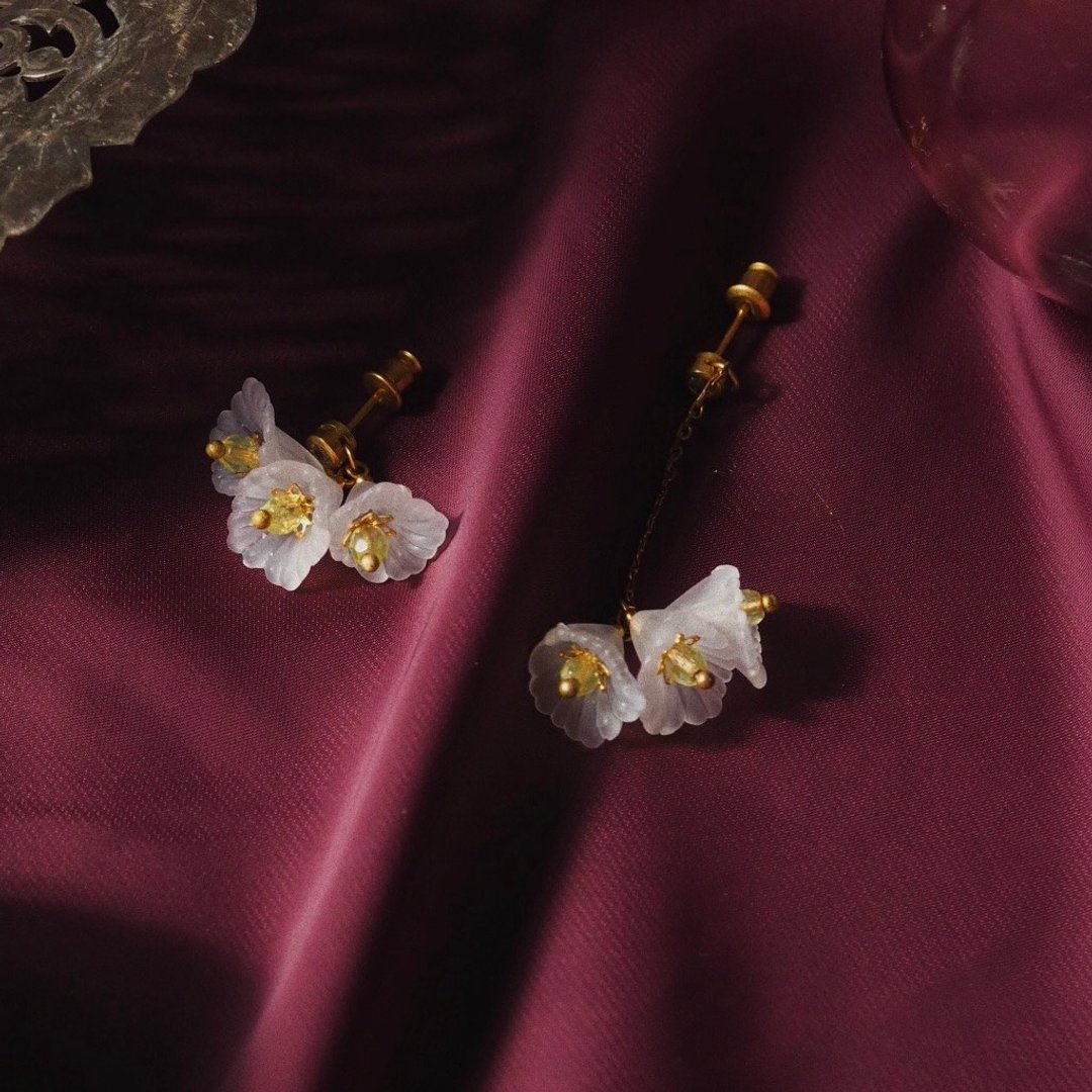 扇形丛花 雾面磨砂不对称耳环 雾白 - 耳环/耳夹 - 铜/黄铜 白色
