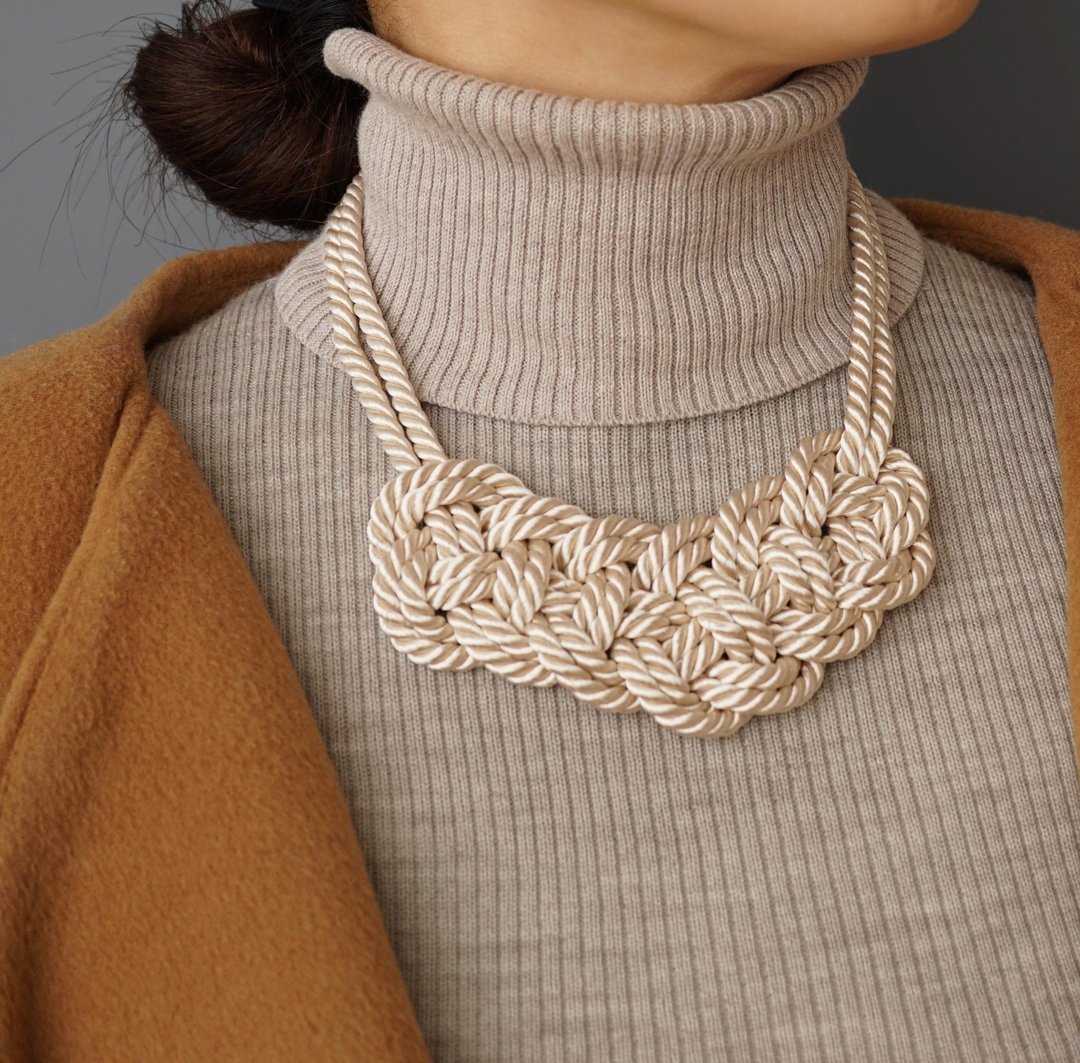 Code knitting motif necklace 【White】 - 项链 - 其他金属 
