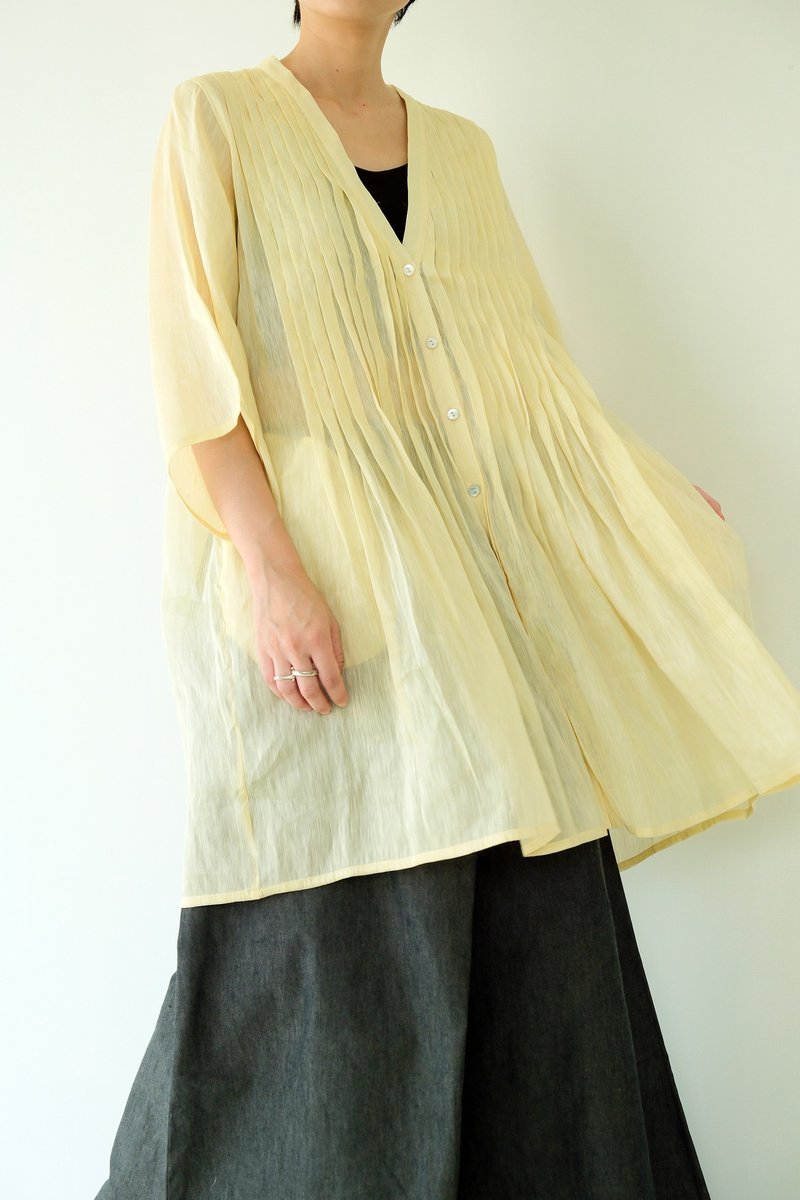 川 衣 WEAR BEING  胸前塔克V领七分袖长上衣  淡黄蚕丝 - 女装上衣 - 丝．绢 黄色