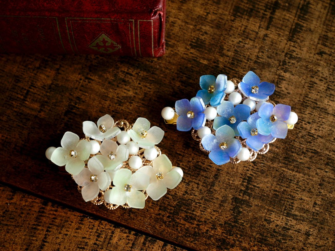 Hydrangea earrings - 发饰 - 塑料 蓝色