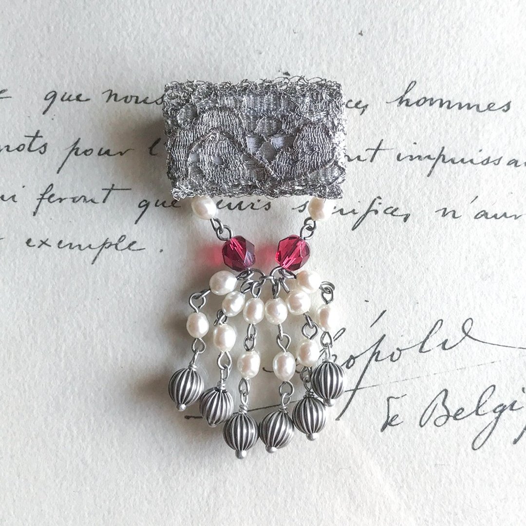 Curtain call Brooch long silver - 胸针 - 聚酯纤维 银色