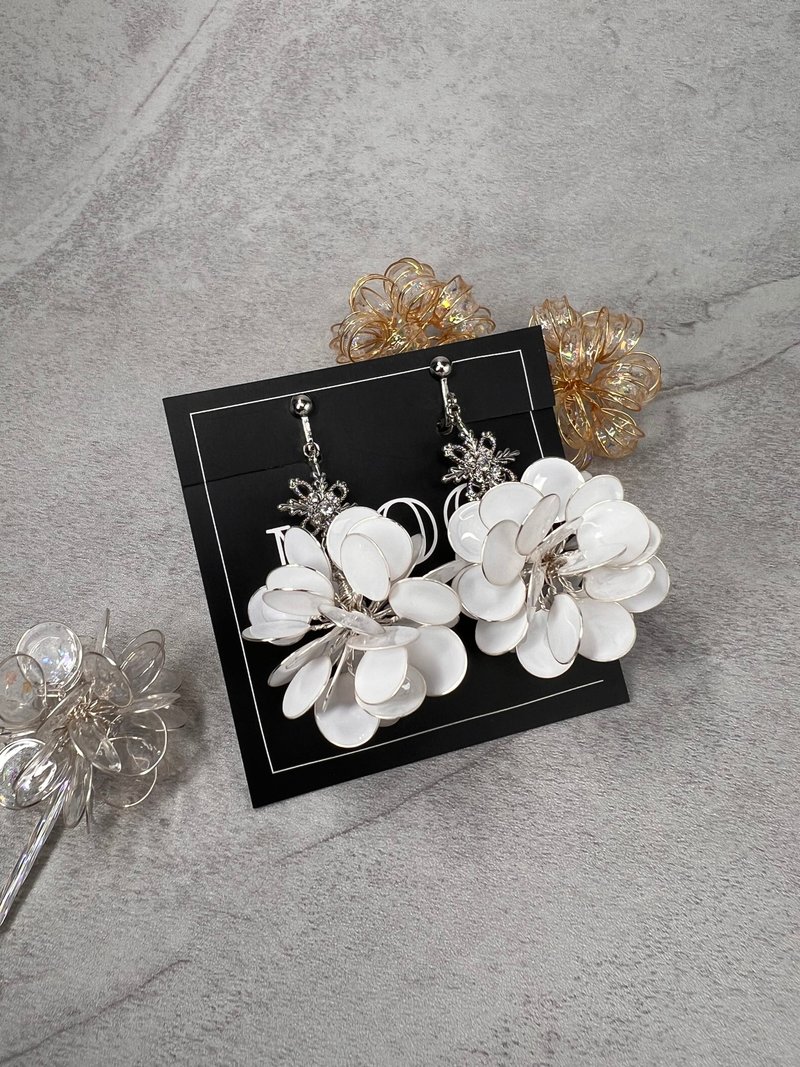 = 雪序 Snow Prelude = 白色雪花花球垂坠手作耳环 - 耳环/耳夹 - 其他材质 白色