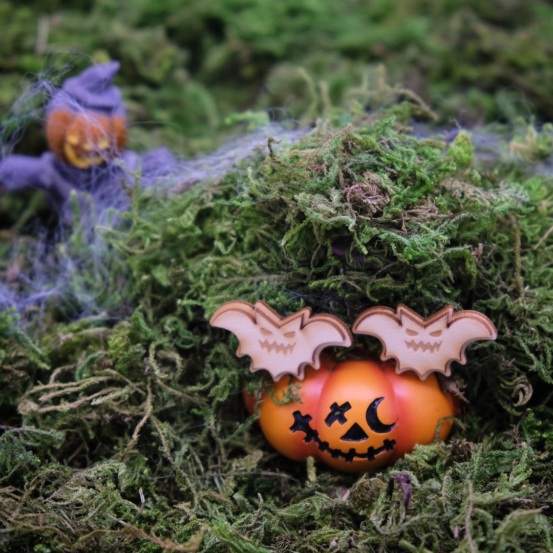 可爱蝙蝠仔纯银木耳环| 夜光| halloween - 耳环/耳夹 - 木头 白色