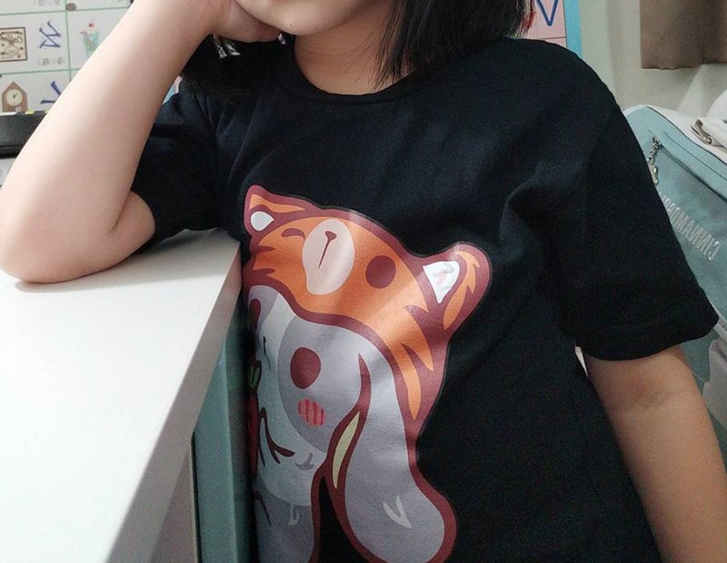 定制化【虎帽小动物】原创插画童装・经典白/黑・兔子柴犬猫仓鼠 - 童装上衣 - 棉．麻 白色