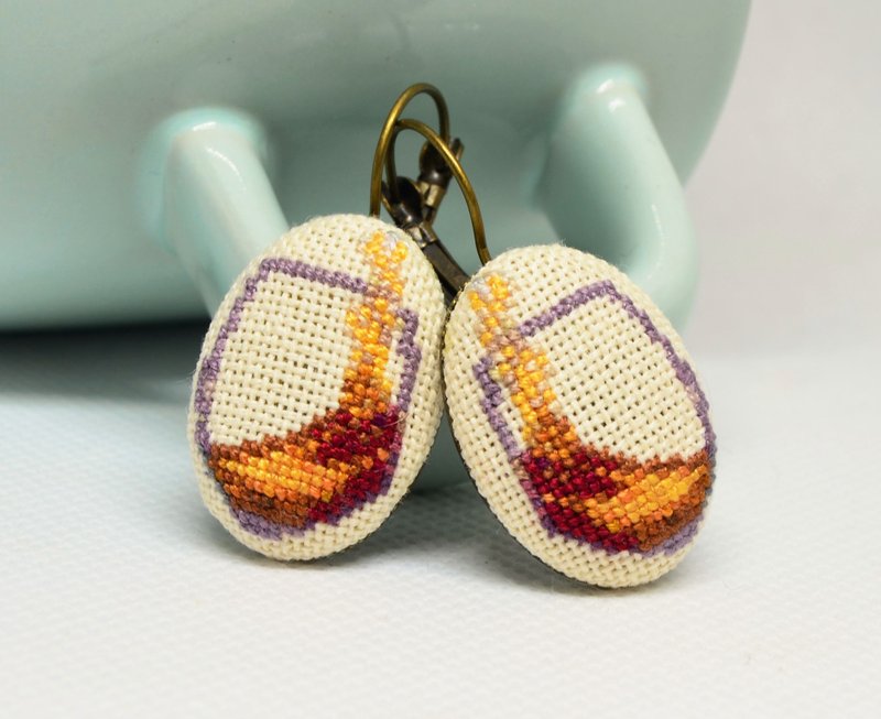 带酒杯的刺绣耳环 最好的礼物葡萄酒爱好者 椭圆形米色耳环带十字 - 耳环/耳夹 - 绣线 咖啡色